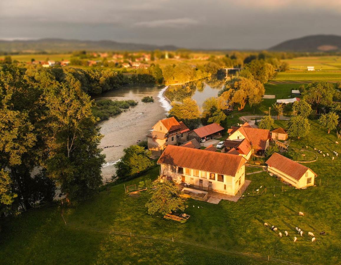 Fortun Estate - Apartmaji Ob Reki Kolpi Metlika Luaran gambar